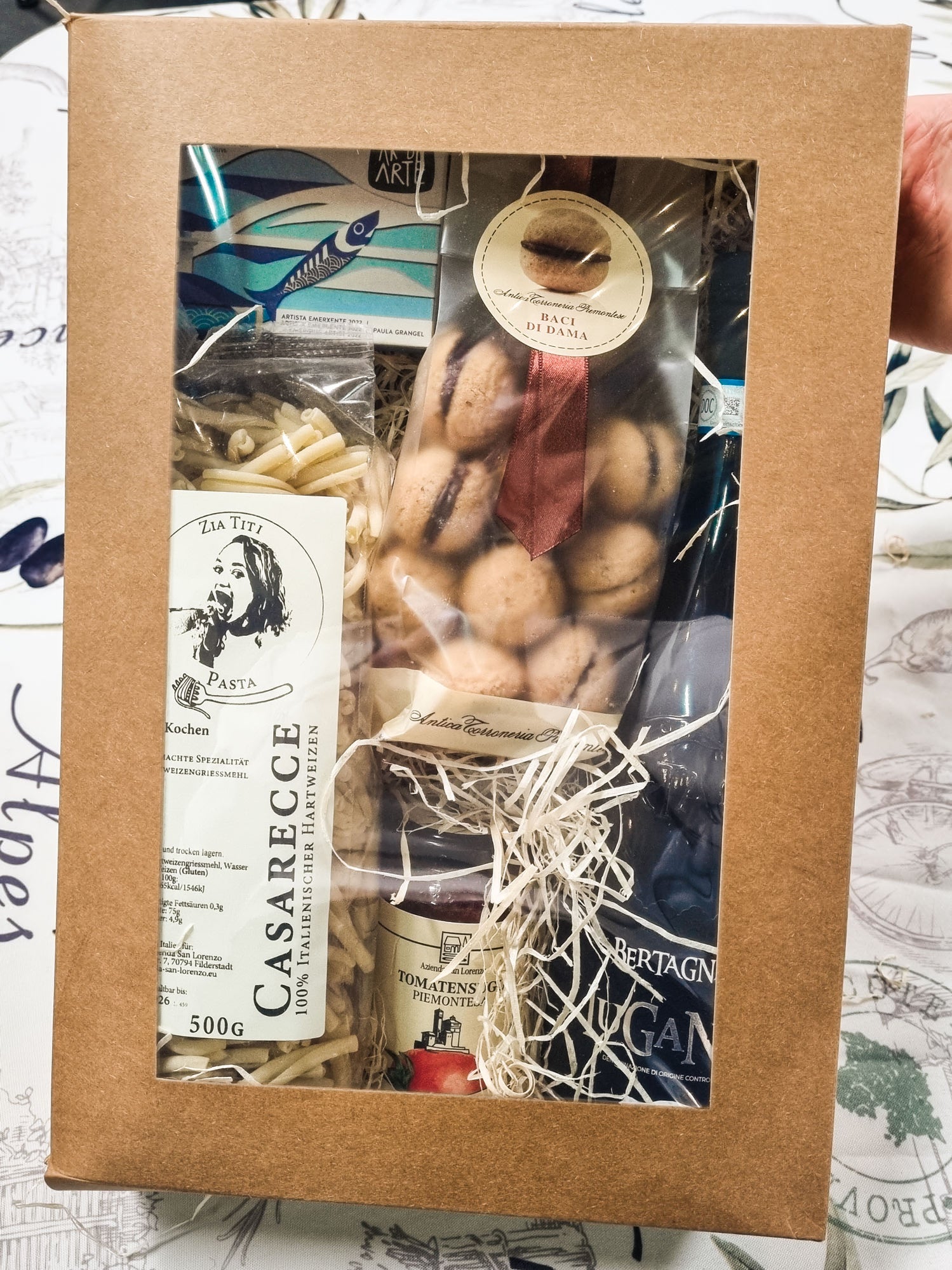 Geschenkidee für einen romantischen Abend mit Wein und leckeren Delikatessen