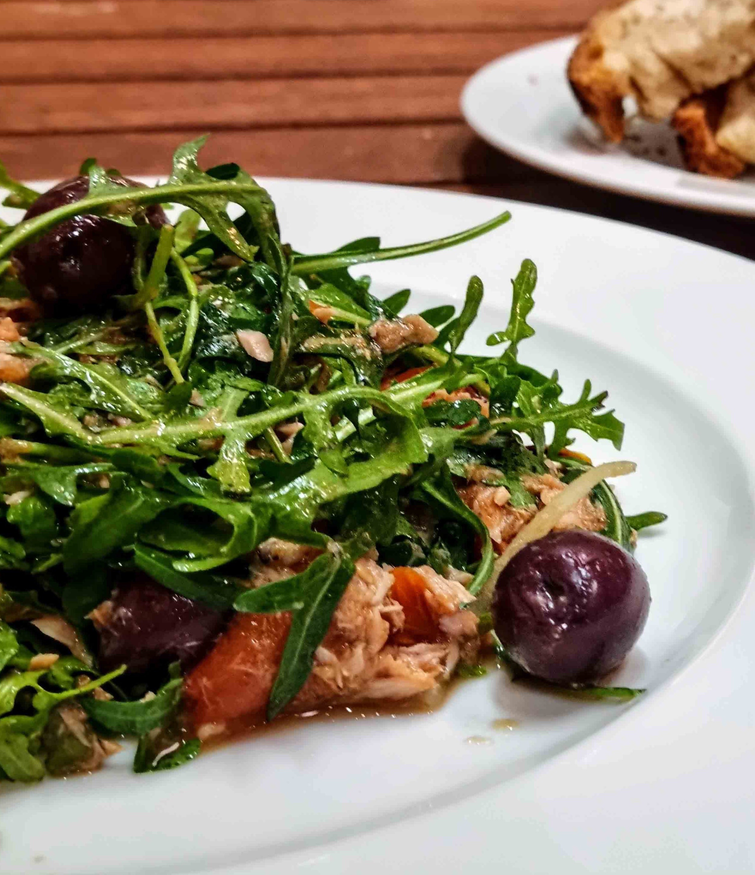 Rucola mit Thunfisch Oliven und Mandarinenolivenöl