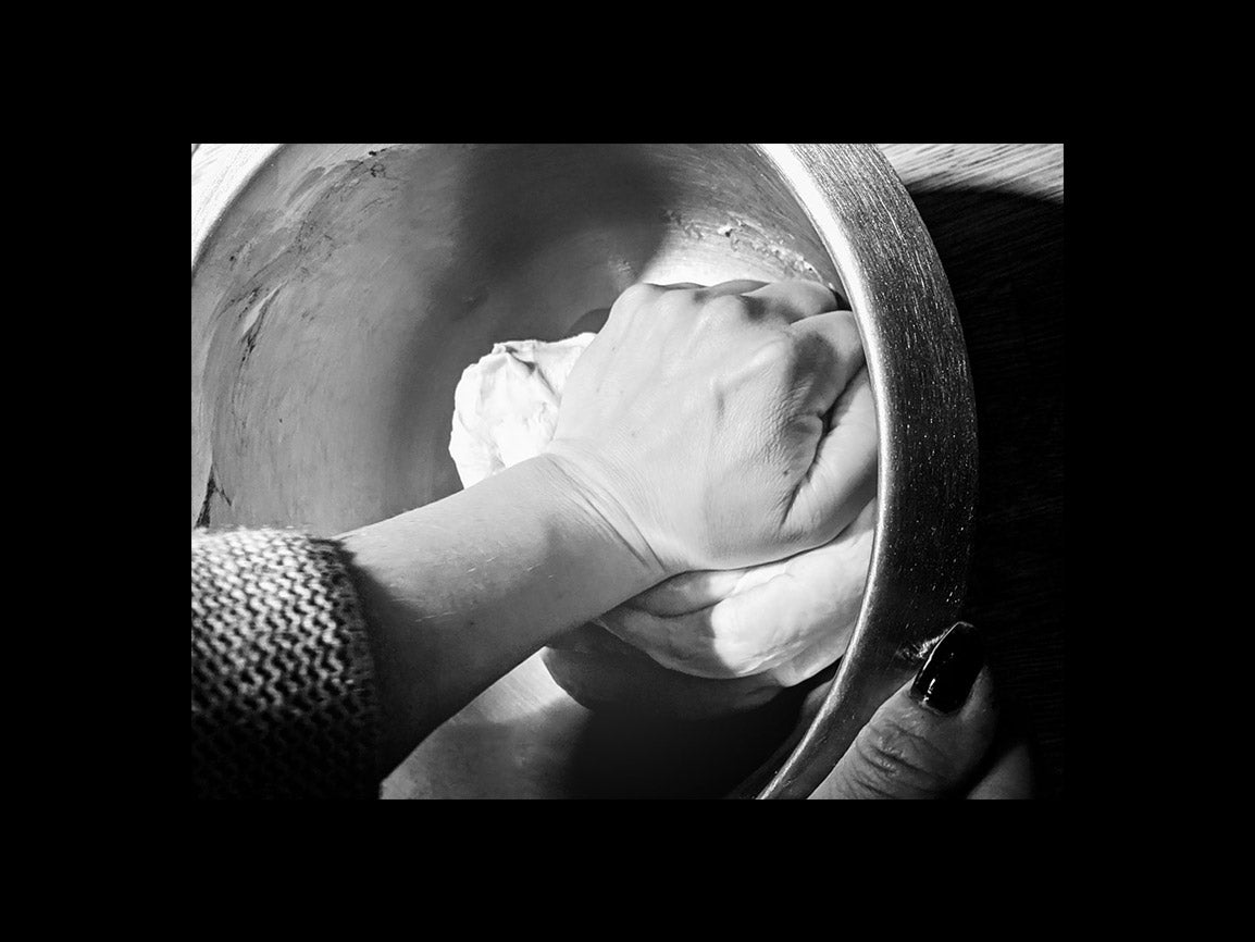 Hand knetet frischen Pizzateig in einer Metallschüssel, Nahaufnahme, italienisches Rezept