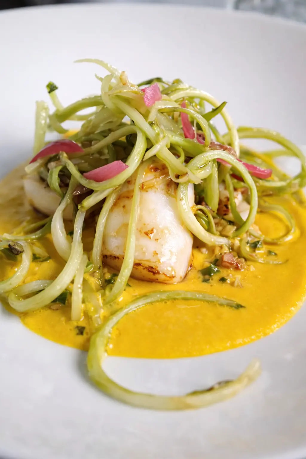 Gebratene Calamari mit gelber Paprikasauce, Puntarelle und marinierten roten Zwiebeln