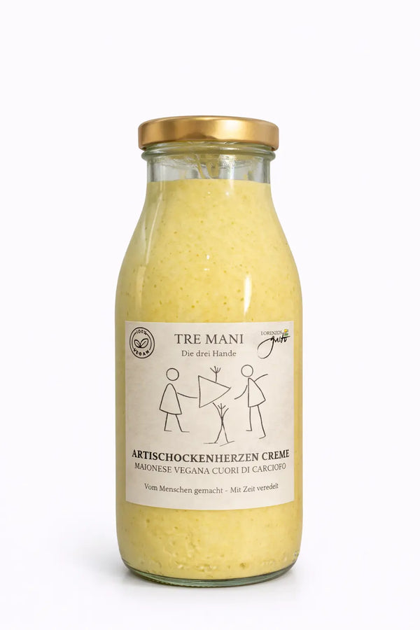 Artischockenherzen Creme von Tre Mani in Glasflasche mit goldenem Deckel auf weißem Hintergrund
