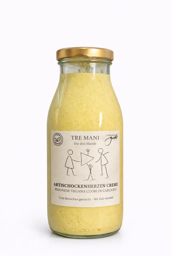 Artischockenherzen Creme von Tre Mani in Glasflasche mit goldenem Deckel auf weißem Hintergrund
