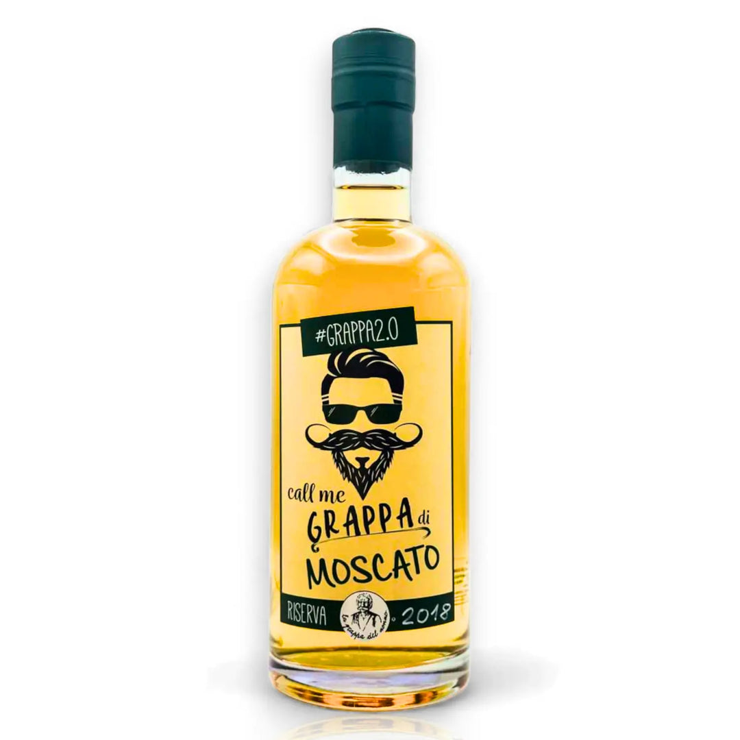 Flasche Grappa di Moscato Riserva 2018 vor weißem Hintergrund, modernes Etikett, goldene Farbe