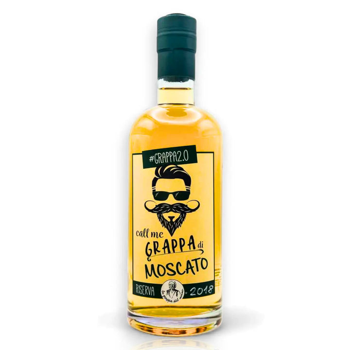 Flasche Grappa di Moscato Riserva 2018 vor weißem Hintergrund, modernes Etikett, goldene Farbe