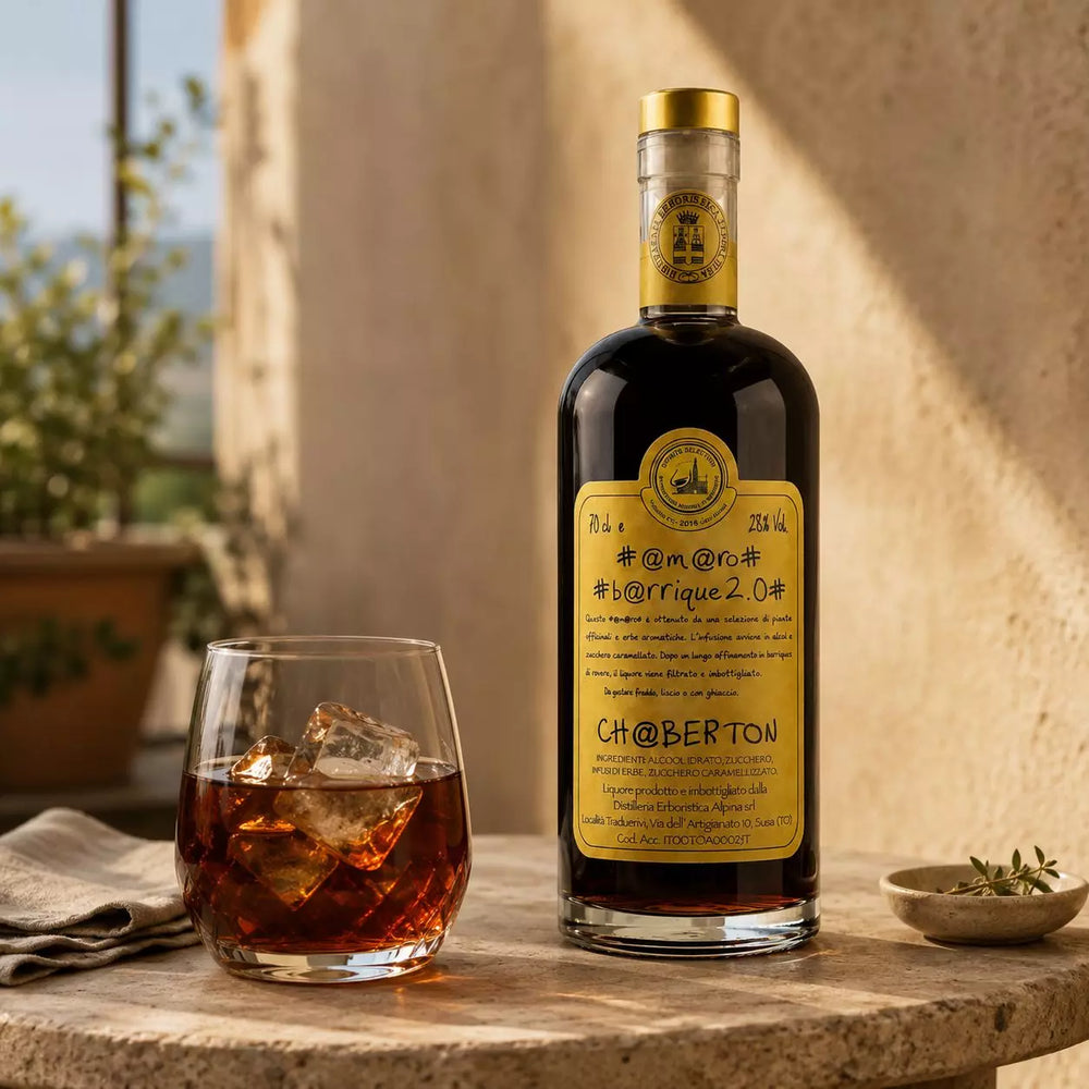 Chaberton Amaro Barrique 2.0 in einer warmen mediterranen Szene mit Glas auf Eis auf einer sonnigen Terrasse.