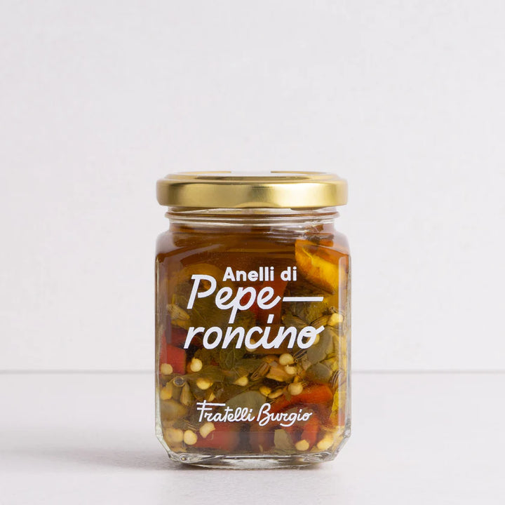 Glas mit Chiliringe in Öl, eingelegte italienische Peperoncino-Scheiben, goldener Deckel