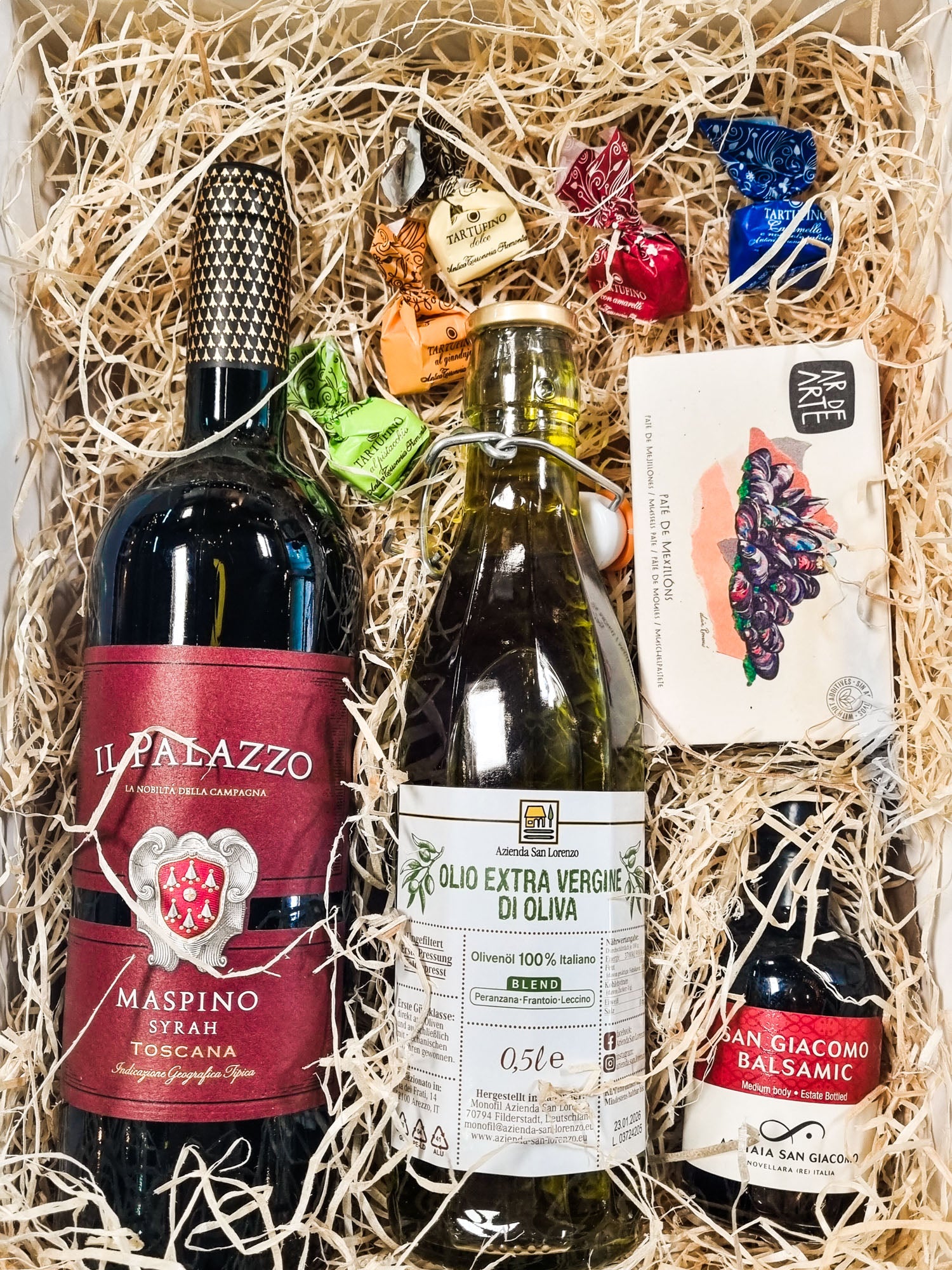 Geschenkkorb mit Wein, Olivenöl, Aceto Balsamico, Antipasti und Schokolade