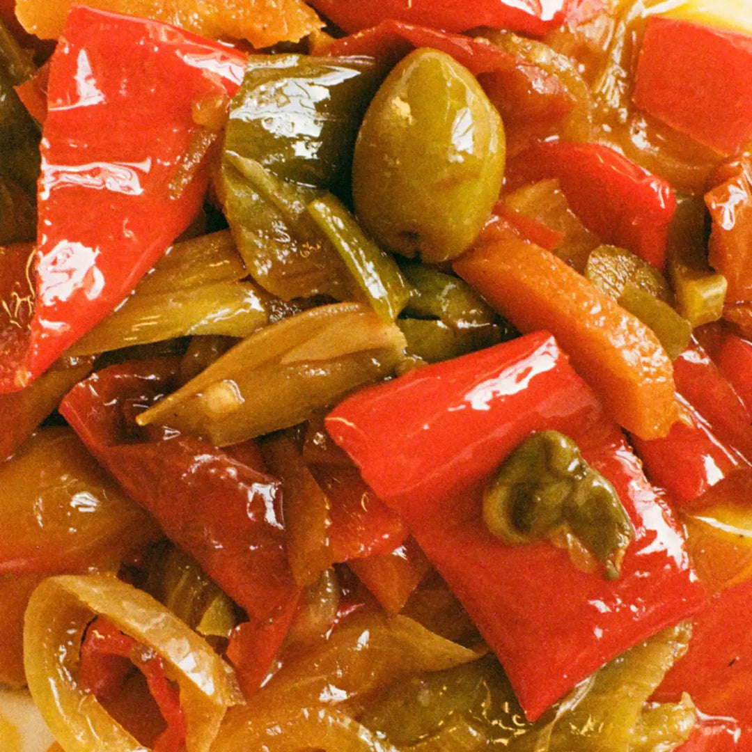 Italienische Caponata mit Paprika, Oliven und Gemüse in Öl, Nahaufnahme