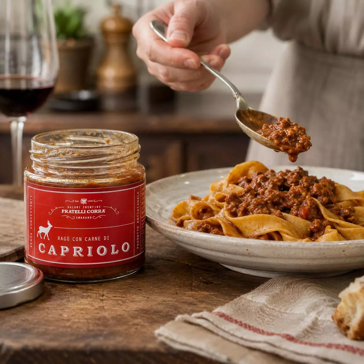Fratelli Corrà Ragù di Capriolo zu Pappardelle in einer rustikalen Küchenszene