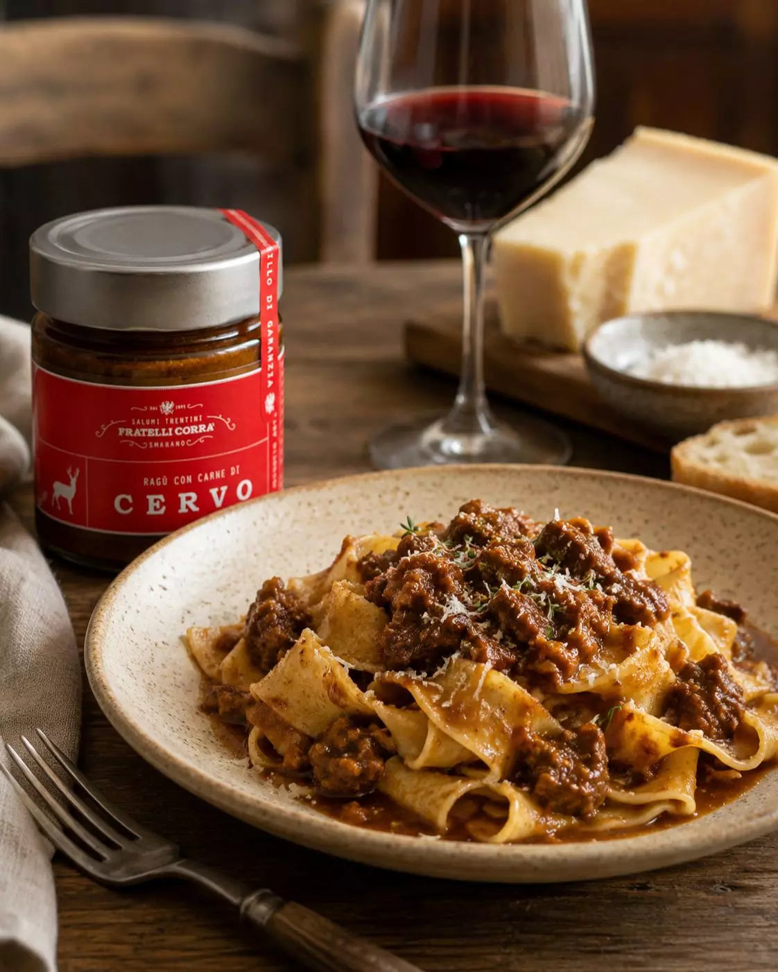 Fratelli Corrà Ragù di Cervo zu breiten Bandnudeln mit Parmesan und Rotwein
