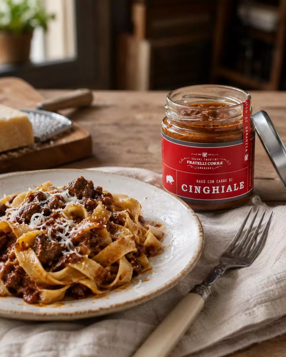Fratelli Corrà Ragù di Cinghiale zu Bandnudeln in einer rustikalen italienischen Tischszene