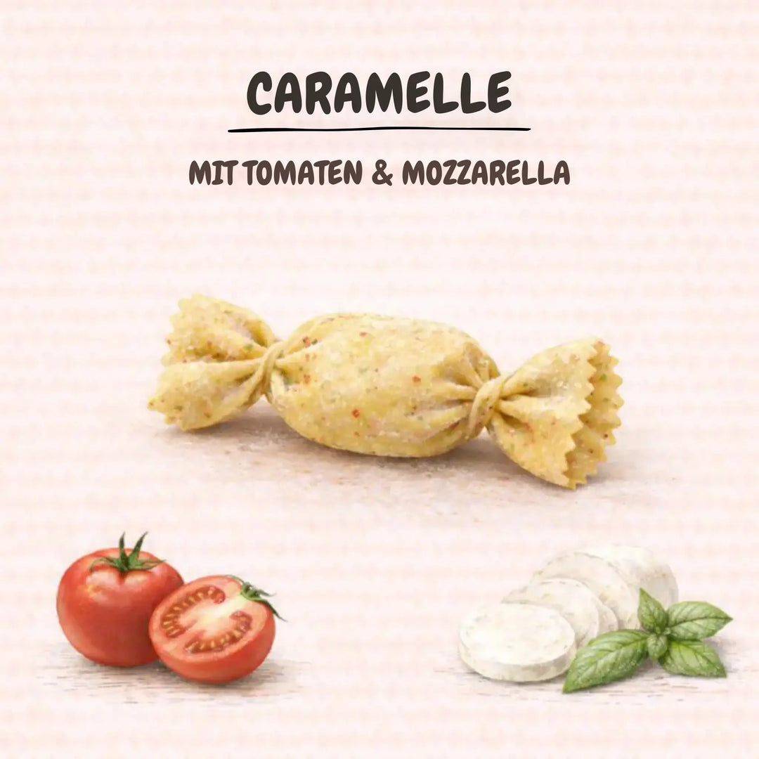 Frische italienische Caramelle Pasta mit Tomaten und Mozzarella, daneben Tomaten und Mozzarella-Scheiben