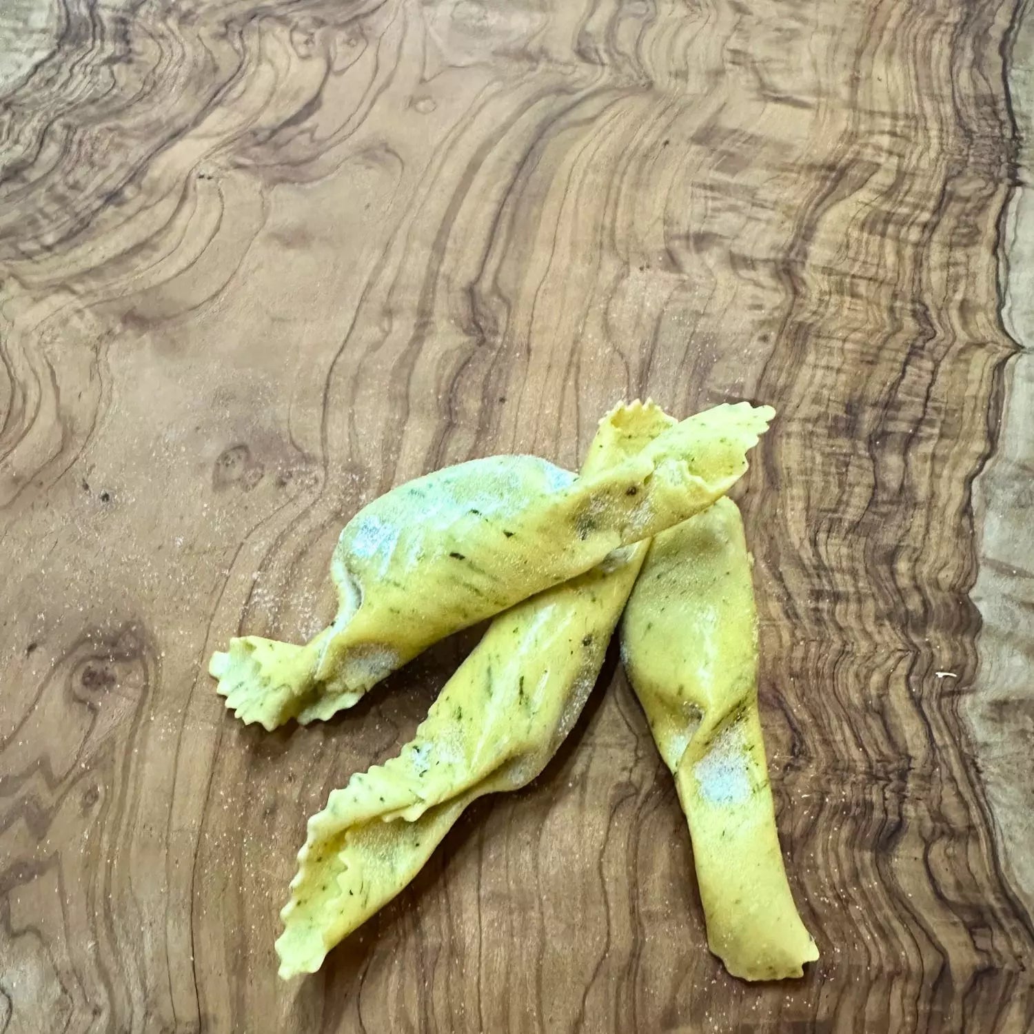 frische italienische caramelle ricotta basilikum