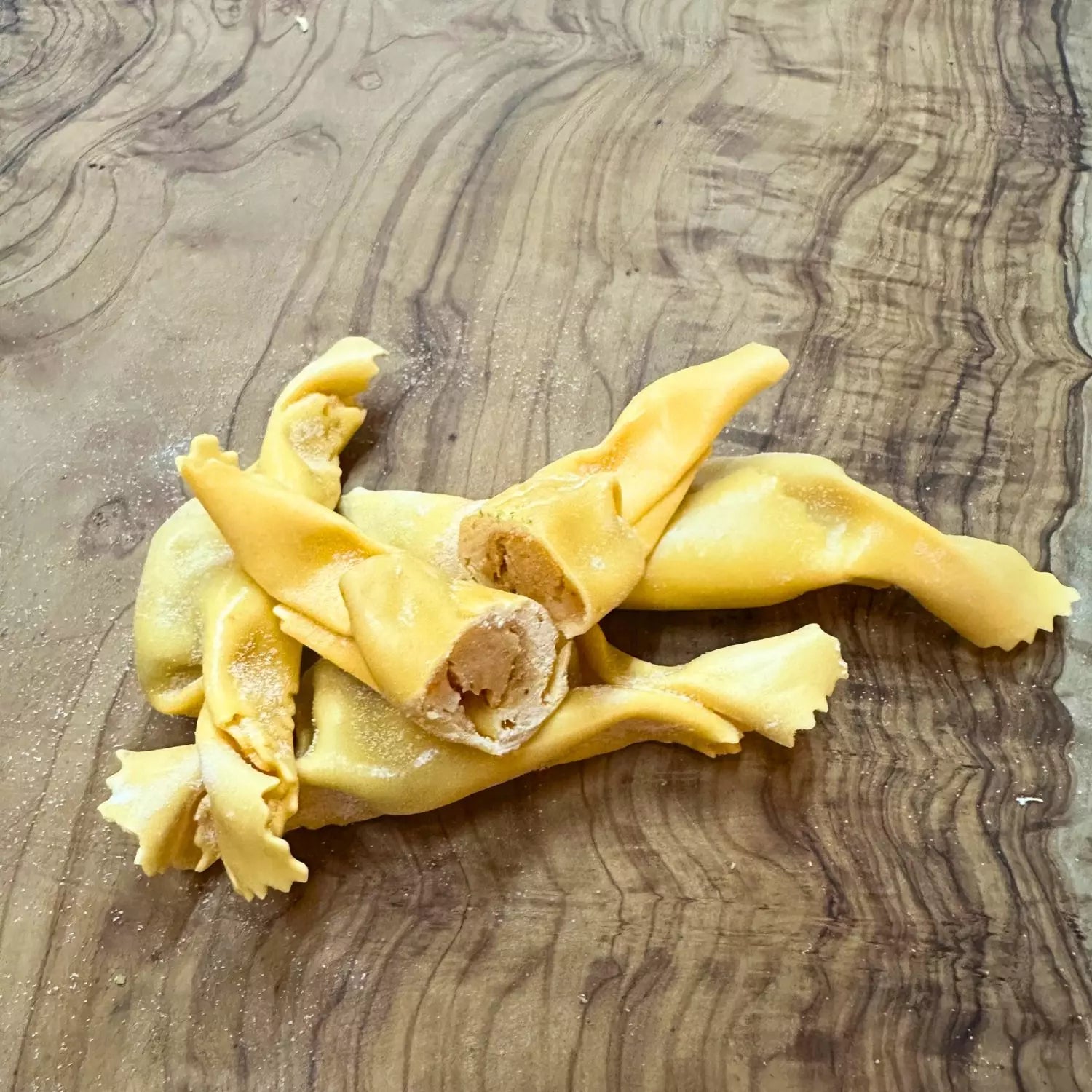 frische italienische caramelle tomate-mozzarella füllung