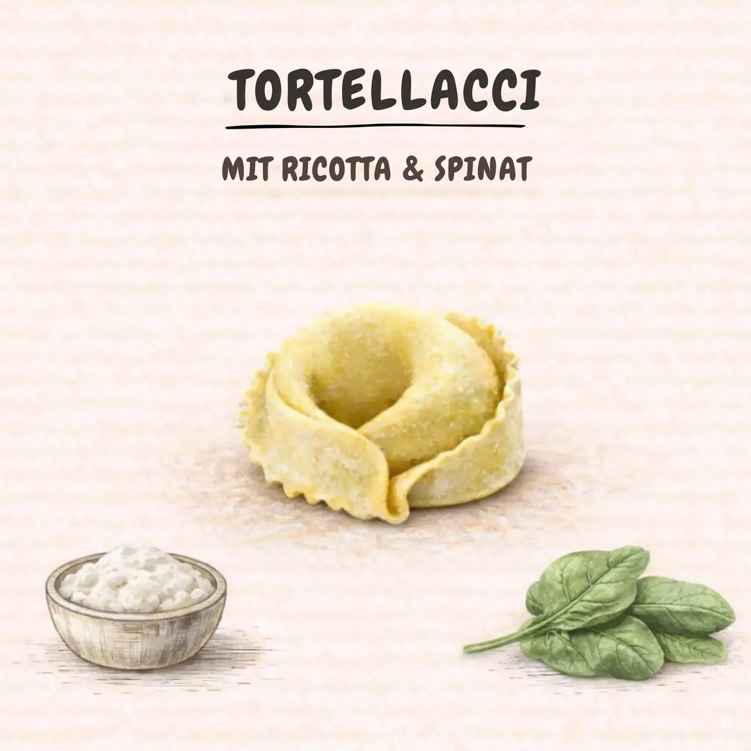 Frische Tortellacci Pasta mit Ricotta und Spinat, daneben Ricotta und frische Spinatblätter