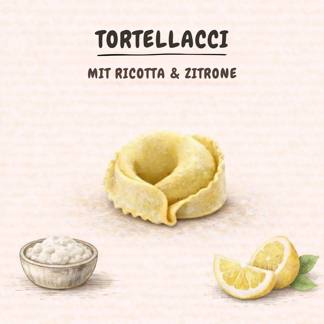 Frische Tortellacci mit Ricotta und Zitrone, daneben Schale Ricotta und Zitronenscheiben.