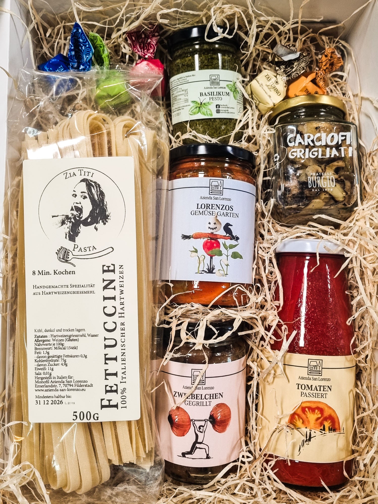 Geschenkkorb online kaufen mit Pasta, antipasti und Süßem