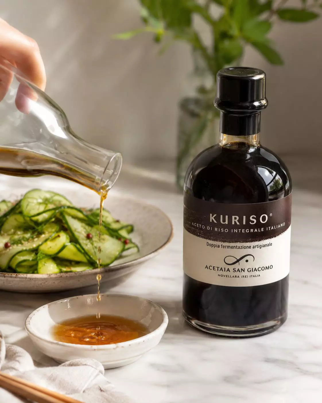 Kuriso Aceto di Riso Integrale Italiano in der Anwendung, serviert zu einem passenden Gericht