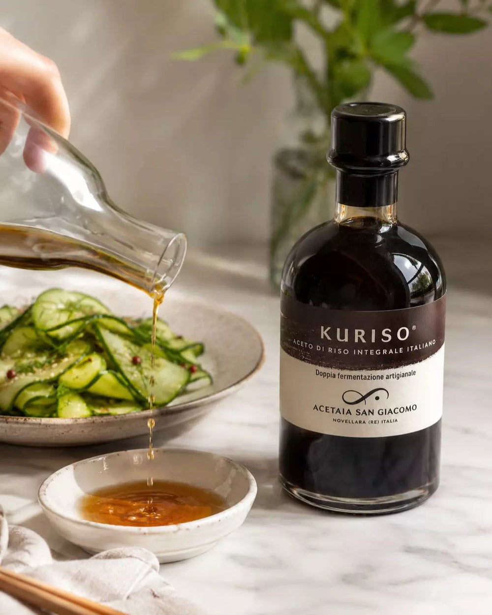 Kuriso Aceto di Riso Integrale Italiano in der Anwendung, serviert zu einem passenden Gericht