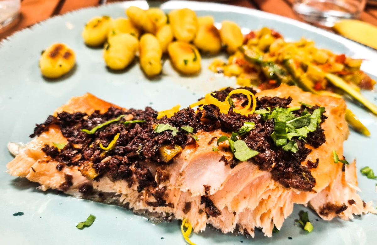 Lachs mit Olivenkruste und frischem Spargelragout – italienisches Frühlingsrezept