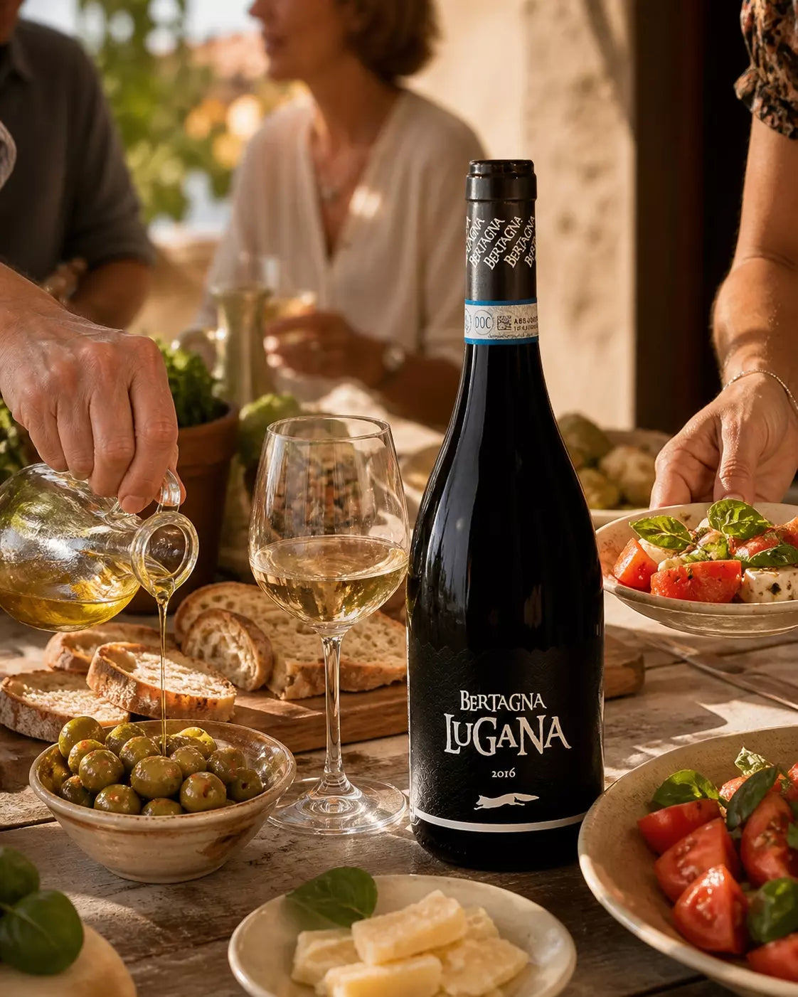 Italienische Feinkost, Olivenöl und Antipasti auf einem mediterran gedeckten Tisch