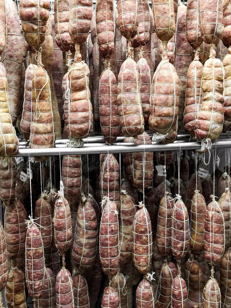 Luftgetrocknete Salami aus Italien während der traditionellen Reifung