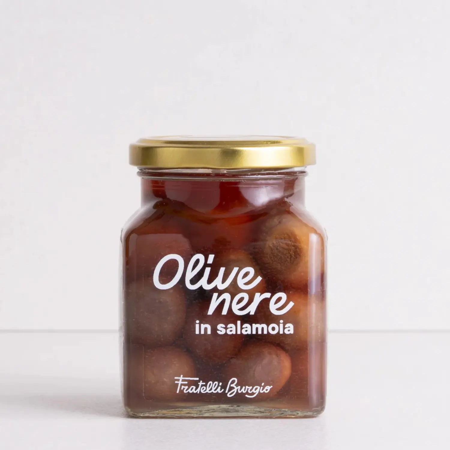 Schwarze sizilianische Oliven in Salzlake im Glas.