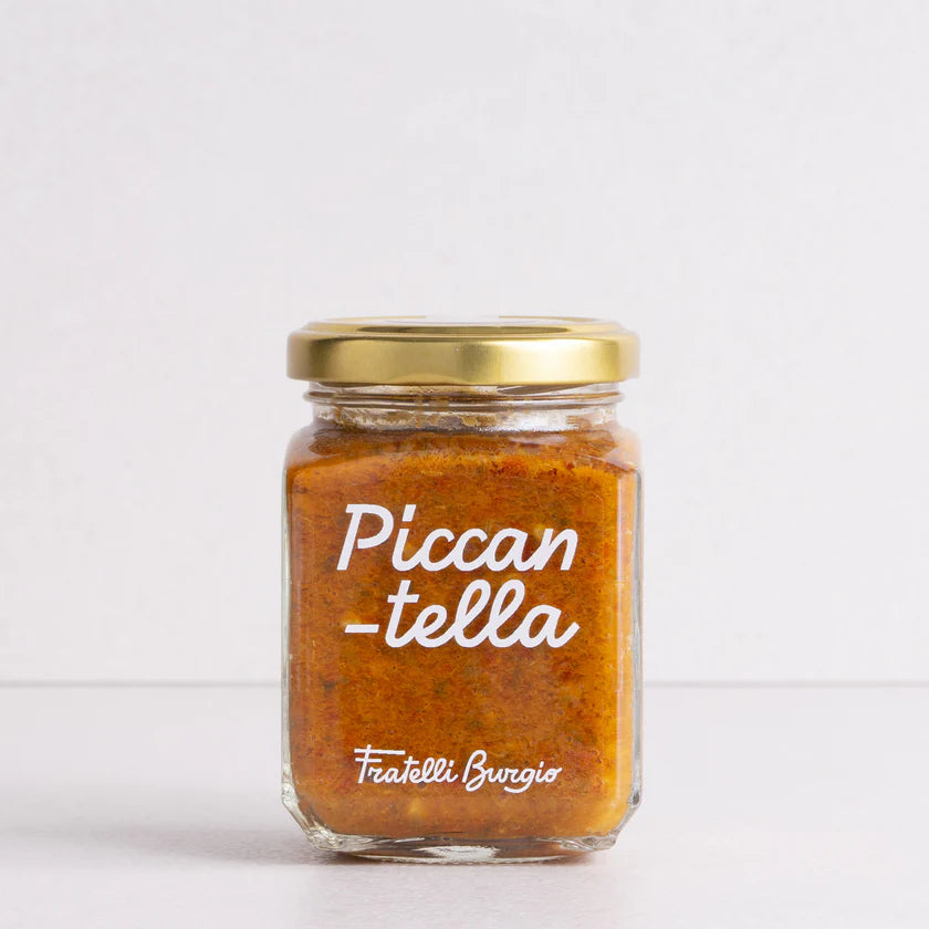 Sizilianische Chili-Paste im Glas mit goldfarbenem Deckel, rote würzige Creme sichtbar