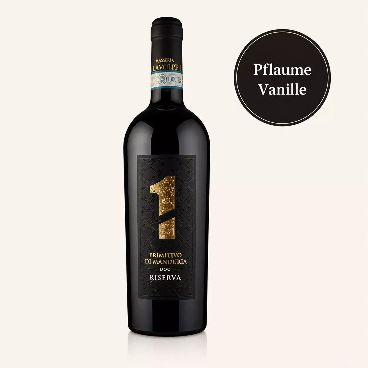 Masseria LaVolpe Primitivo di Manduria Riserva als freigestelltes Produktbild vor hellem Hintergrund mit rundem Hinweis „Pflaume Vanille“.