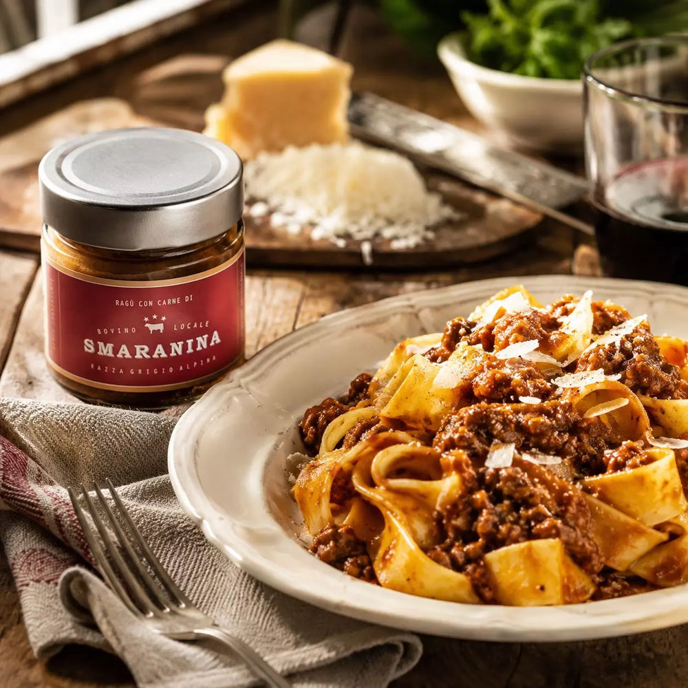 Ragù Bovino Smaranina als Serviervorschlag mit Pasta – italienische Rindfleischsauce in rustikaler Anwendung