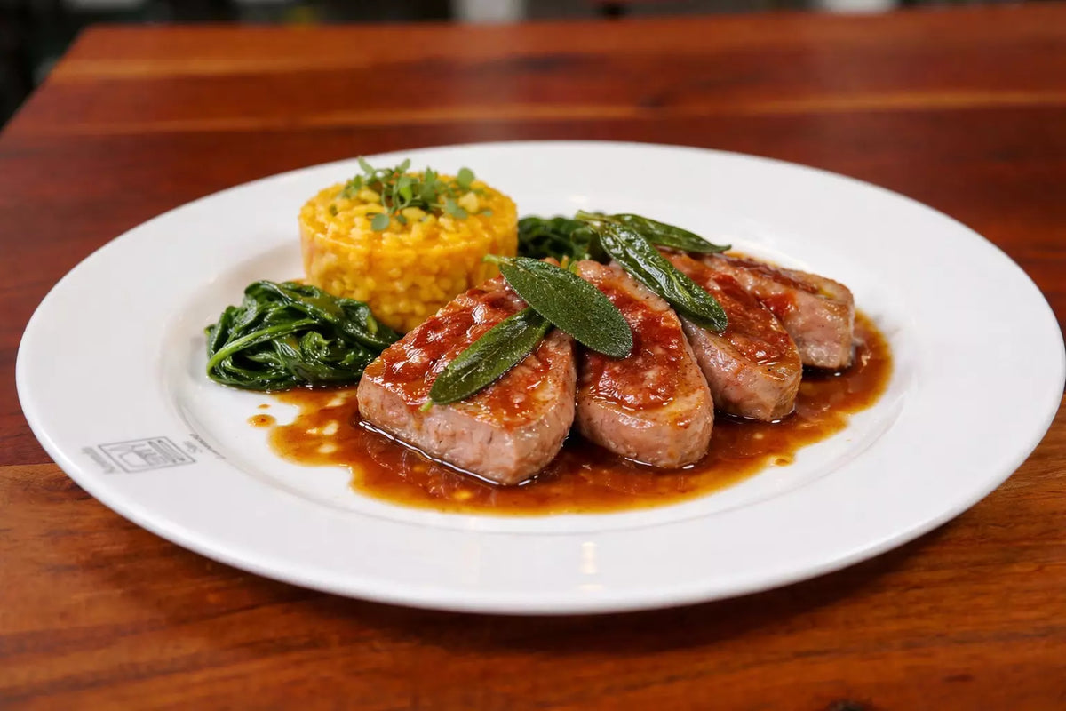 Saltimbocca mit Kalbfleisch, Prosciutto und Salbei in feiner Sauce angerichtet