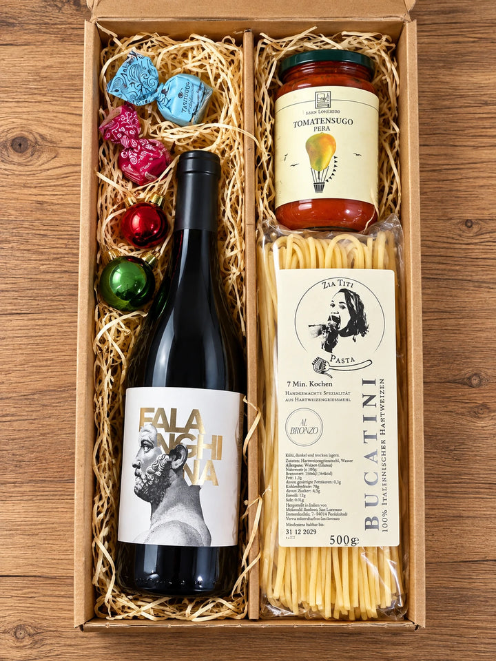 Vino e Pasta Geschenkbox mit Falanghina Weißwein, Bucatini, Birnen-Tomatensugo, zwei Tartufi und weihnachtlicher Dekoration