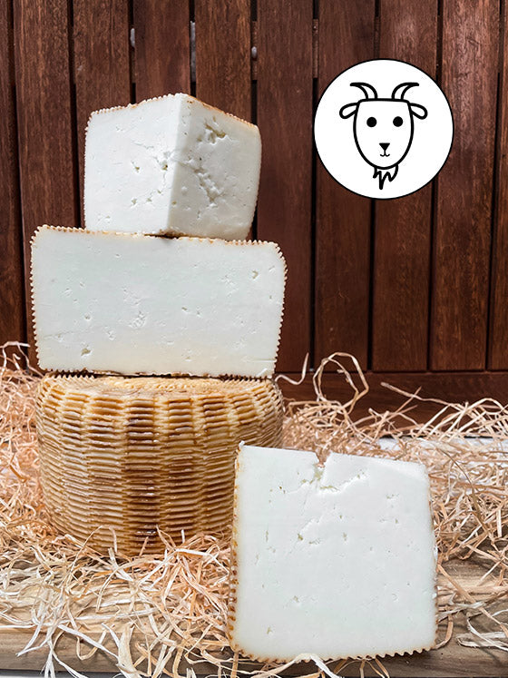 mittelwuerziger Ziegenmilchkäse aus den Alpen